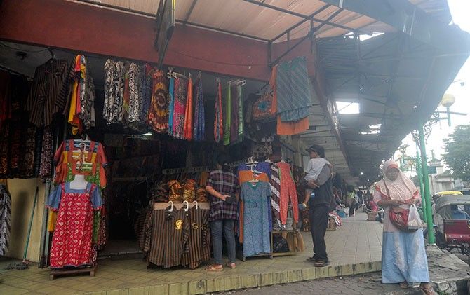 Kondisi Pasar Klewer sisi timur. Proyek revitalisasi batal didanai oleh Kementerian Perdagangan (Kemendag). - Image