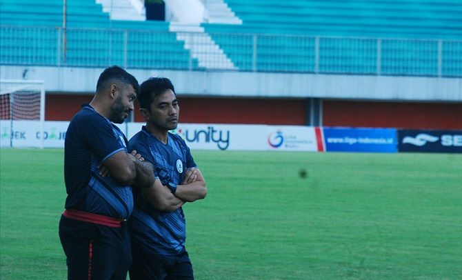 Seto Nurdiyantara pertimbangkan El Loco jadi starter di laga melawan Madura FC. - Image