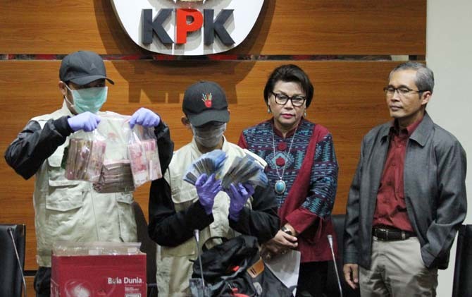 Wakil Ketua KPK Alexander Marwata (paling kanan) bersama Wakil Ketua KPK Basaria Panjaitan (tengah) dan juru bicara KPK Febri Diansyah (paling kiri) saat menggelar konferensi pers penetapan tersangka Fayakun Andriadi, Rabu (14/2) - Image