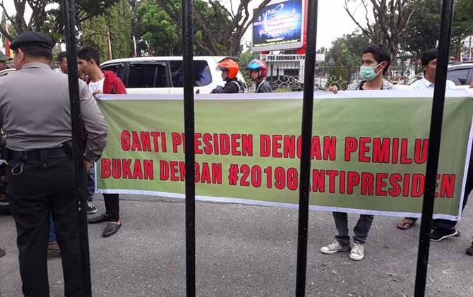 Ikatan Keluarga Nias Riau menolak deklarasi #2019GantiPresiden. Mereka menggelar aksi unjuk rasa di depan Mapolda Riau, Selasa (21/8). - Image