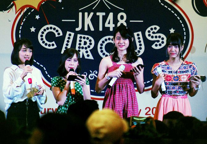 Kapten Tim T Ayana Shahab (kiri) dan member Tim T saat menggelar JKT48 Circus Purwokerto di Rita Supermall, Kamis (12/7) - Image