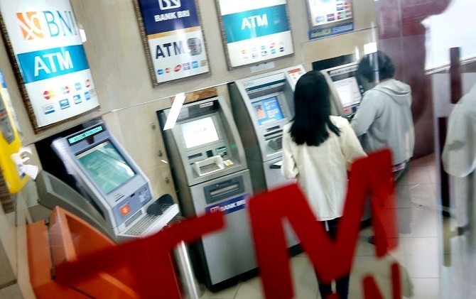 ATM ssejumlah bank nasional di pusat perbelanjaan - Image