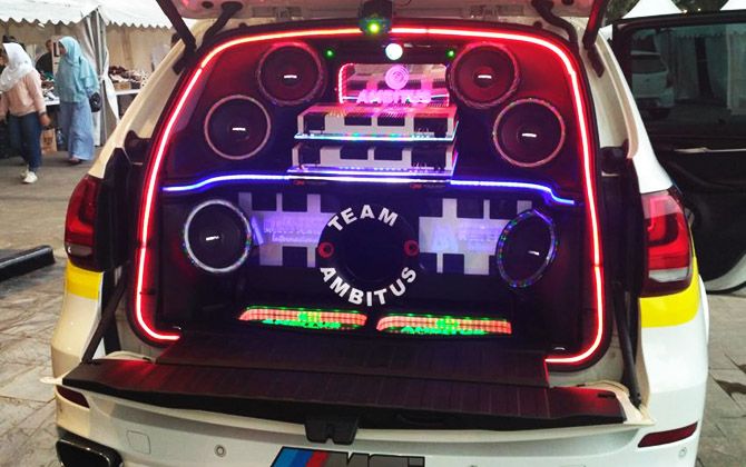 Untuk menghasilkan kualitas suara yang jernih, dinamis, dan berkualitas tinggi harus menggunakan perangkat audio yang sesuai dengan desain kabin mobil. - Image