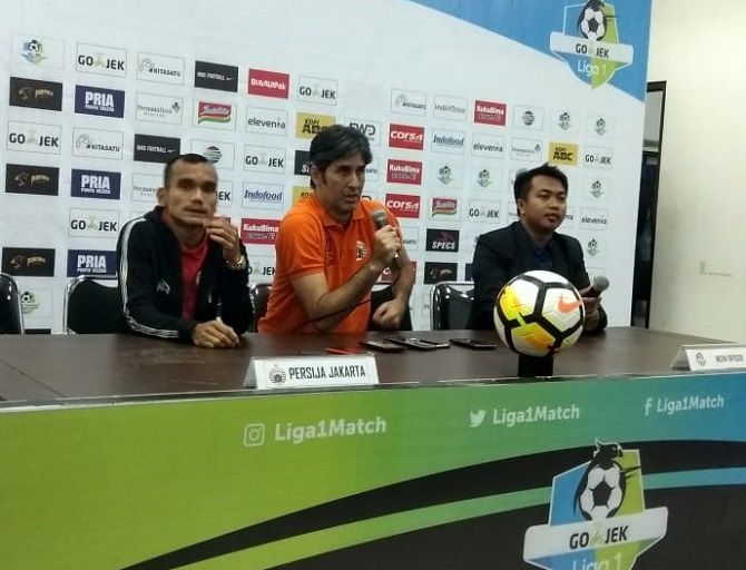 Pelatih Persija ungkap kondisi kamar ganti usai skuadnya dikalahkan Persib Bandung. - Image