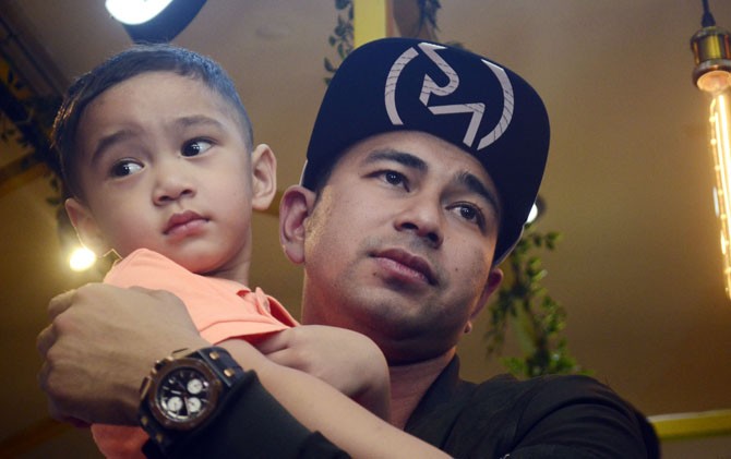 Raffi Ahmad menggedong Rafathar. - Image