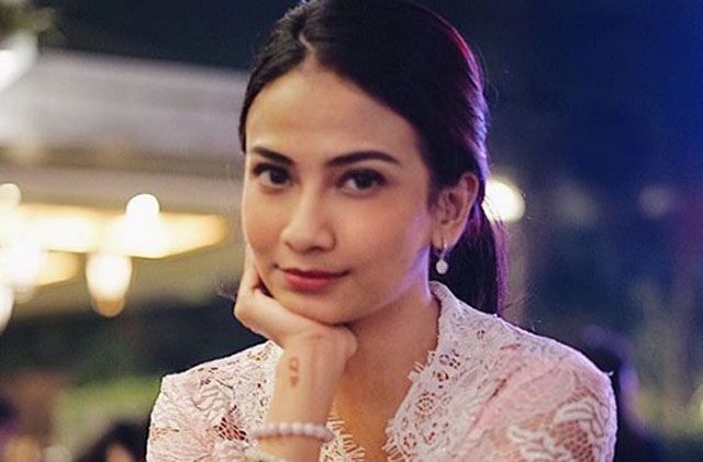 Vanessa Angel benarkan foto bugil yang beredar adalah dirinya. Tetapi, Vanessa merasa dijebak oleh rekan artis. Vanessa pun akan ambil tindakan. - Image