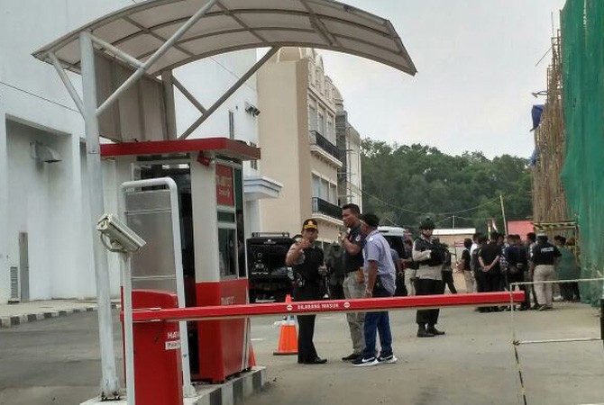 Benda mencurigakan berupa bungkusan yang diduga bom rakitan ditemukan di halaman Transmart Wayhalim, Bandarlampung, Selasa (15/5). - Image