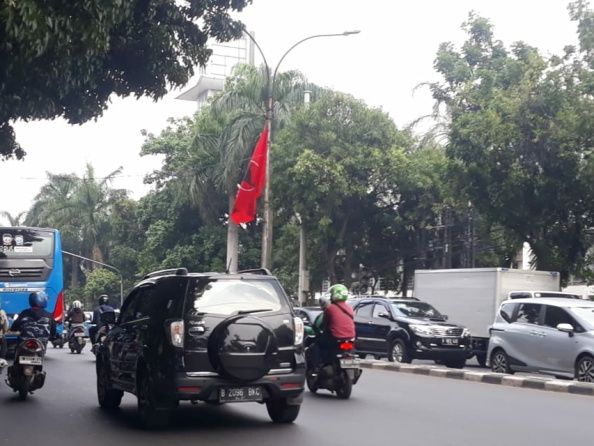 - Puluhan bendera PDIP terpasang pada tiang-tiang lampu jalan di kawasan Jakarta Selatan - Image