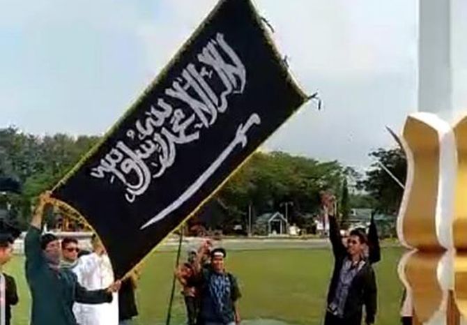 Captured video pengibaran bendera tauhid di DPRD Poso - Image