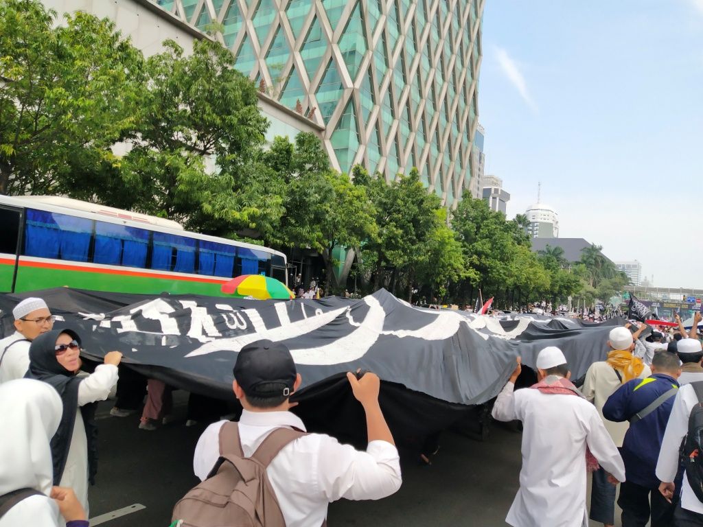 Bendera Tauhid Raksasa diarak tepat di Kantor Kementerian Agama, Jakarta, Minggu (2/12). - Image