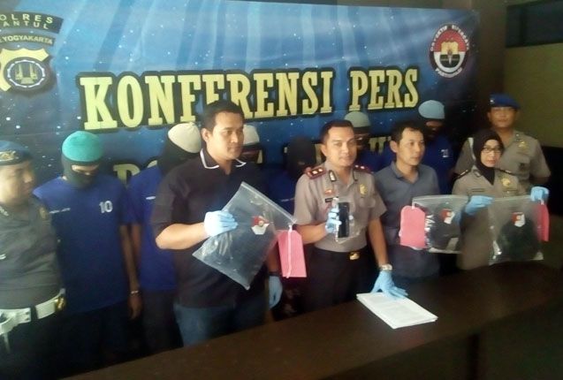 RILIS: Konferensi pers di Polres Bantul pada Kamis (9/8), terkait bentrok suporter PSIM melawan PSS. - Image