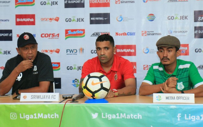 Rahmad Darmawan (paling kiri) menargetkan Sriwijaya FC bisa mendapat poin di Medan - Image