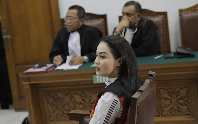 Jennifer Dunn saat mendengarkan pembacaan dakwaan di Pengadilan Negeri Jakarta Selatan, Kamis (5/4). - Image