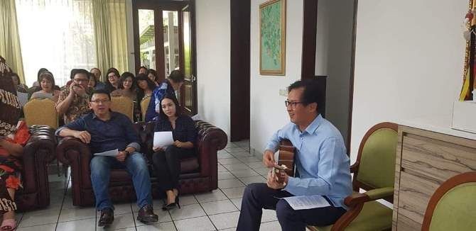 Beredar foto Basuki Tjahaja Purnama (BTP) alias Ahok bersama dengan perempuan diduga Bripda Puput saat melakukan kebaktian beredar di pesan singkat Whats App. - Image