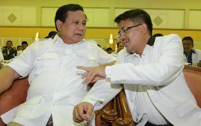 Ketua Umu DPP Gerindra Prabowo Subianto saat berbincang serius dengan Presiden PKS Sohibul Iman. - Image