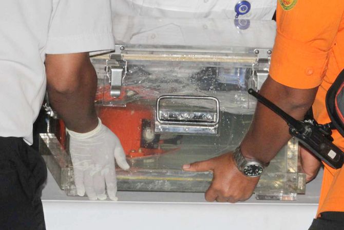 Black Box milik Lion Air yang berhasil diangkat dari dasar lautan. - Image