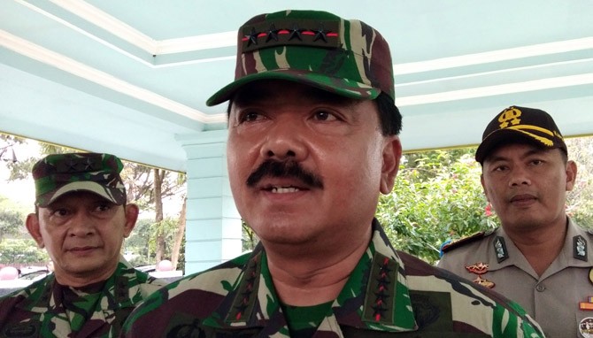 NYADRAN: Panglima TNI Marsekal Hadi Tjahjanto usai melakukan tabur bunga ke makam kakeknya di Taman Makam Pahlawan (TMP) Untung Suropati, Senin (30/4) sore. - Image