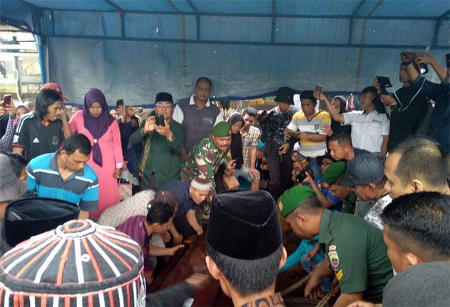 DIMAKAMKAN: Fauzan Azima, 25, salah seorang korban kecelakaan pesawat Lion Air JT-610 yang berhasil teridentifikasi tim DVI Polri telah dimakamkan di kampung halamannya, Minggu (4/11) siang. - Image