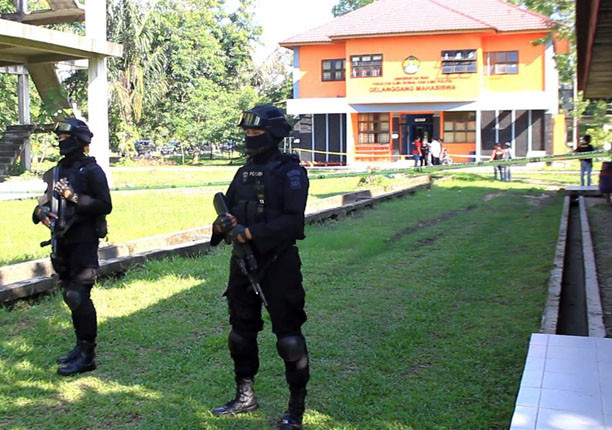 ILUSTRASI Memicu aksi balas dendam penyerangan, sebanyak 450 personel gabungan disiagakan di dua desa di Cirebon yang terlibat bentrok. - Image