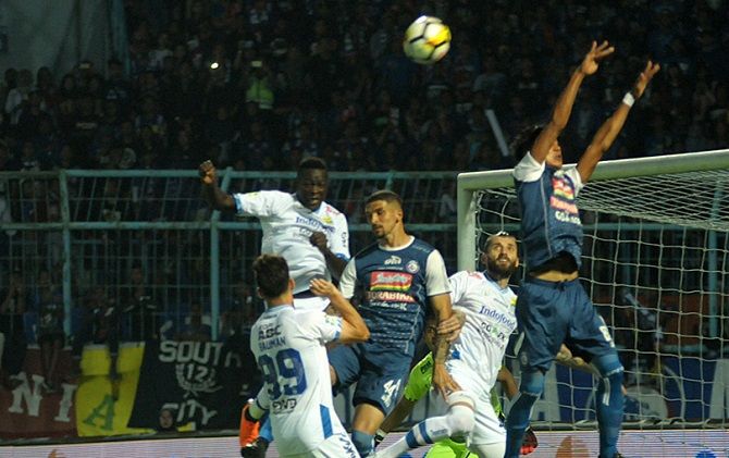 Arema FC terus bersiap untuk menghadapi laga berat melawan Persib Bandung di kandang lawan. - Image