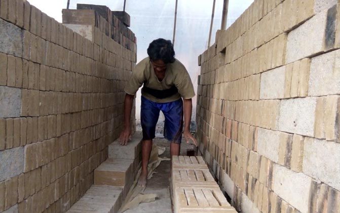 Proses produksi batu bata merah di Desa Brongkal, Pagelaran, Malang. - Image