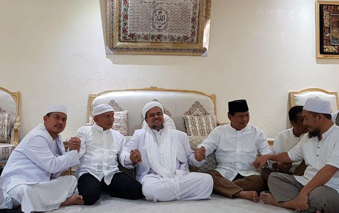 Amien Rais bertemu Prabowo Subianto dan Habib Rizieq Shihab di Makkah. - Image