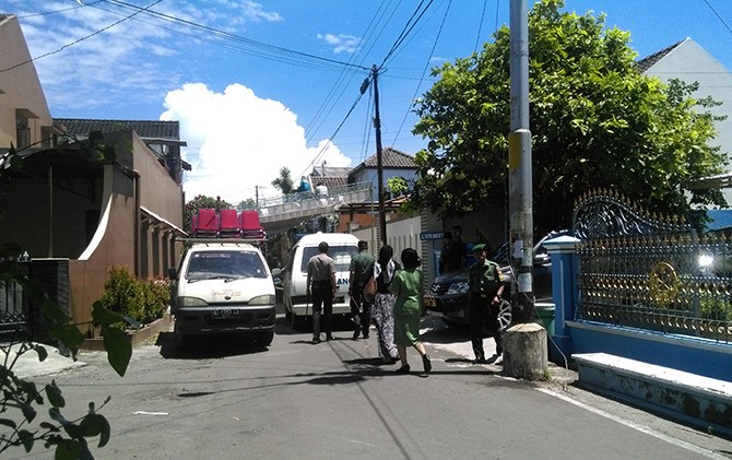 Rumah Duka: Mobil ambulans yang membawa peti mati terlihat masuk ke rumah duka. - Image