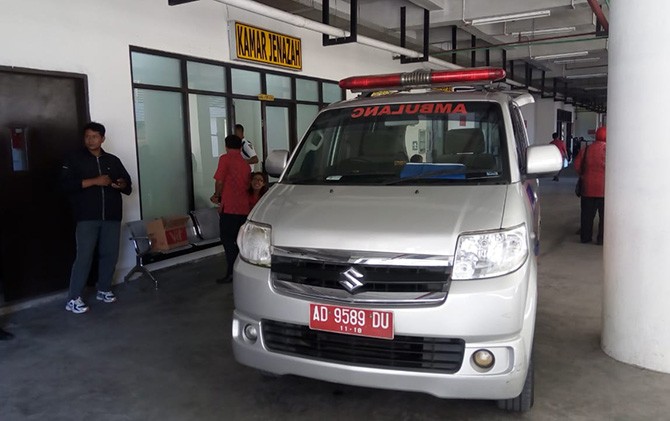 Ambulance dipersiapkan untuk pemulangan jenazah almarhum besan Presiden Jokowi. - Image