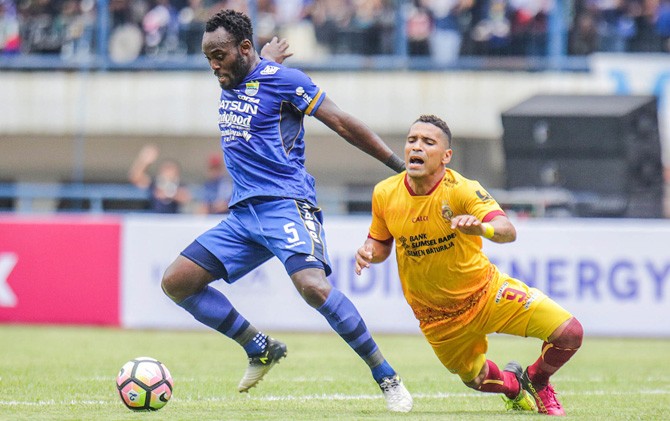 Beto Goncalves (kanan) saat berduel dengan Michael Essien. Beto berjanji mencetak gol dalam dua laga sisa Sriwijaya di babak grup - Image
