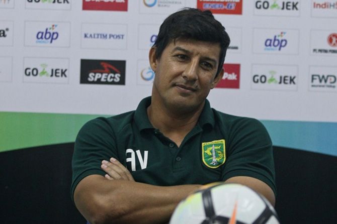Angel Alfredo Vera berada dalam pole position untuk dapatkan jabata pelatih Bhayangkara FC. - Image