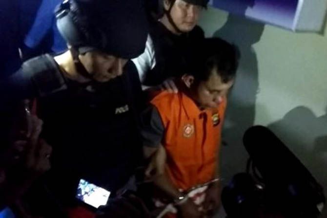 Ari (33) tersangka pembunuhan sadis Rejang Lebong saat digelandang ke Polda Bengkulu - Image