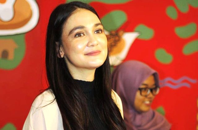 Luna Maya merambah bisnis kuliner. Artis cantik ini membuka Waluma (Warung Luna Maya) dengan 5 menu ayam bakar tanpa MSG. - Image