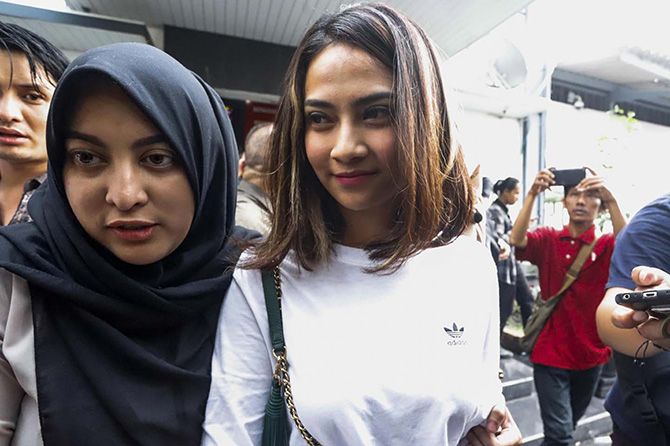 Vanessa Angel didampingi Jane Shalimar usai menjalani pemeriksaan di Gedung Ditreskrimsus Polda Jatim pada sabtu malam lalu. - Image