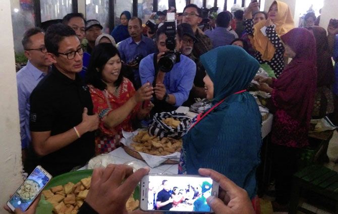 BLUSUKAN: Cawapres Sandiaga Uno berbincang dengan pedagang di Pasar Kadipolo, Solo, Sabtu (22/9). - Image