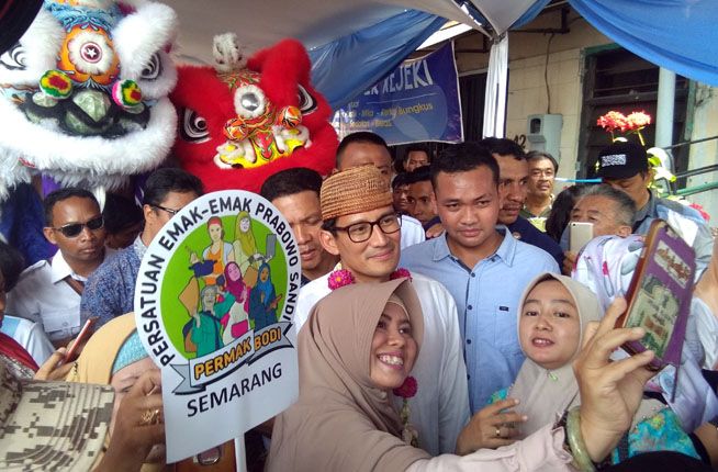 BLUSUKAN: Cawapres nomor urut 02 Sandiaga Uno saat blusukan ke Kampung Gabahan, Semarang Tengah, Rabu (24/10). - Image