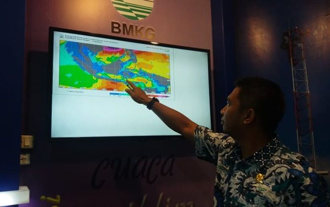 Kepala Sub Bidang Pelayanan Jasa BMKG IV Siswanto memamparkan pemantauan kondisi cuaca ekstrem, Jumat (28/12). - Image