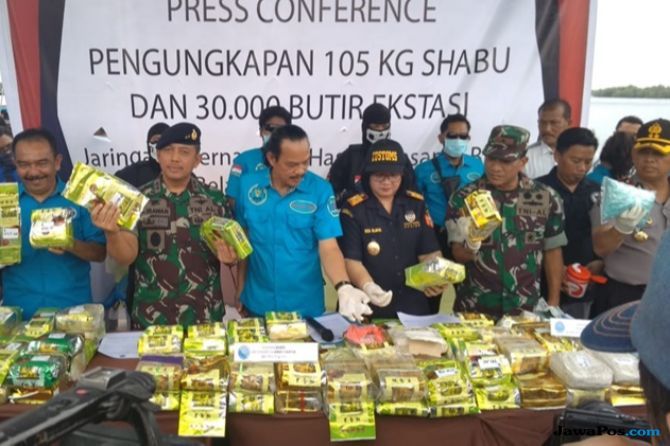 Deputi Pemberantasan Badan Narkotika Nasional (BNN), Irjen Arman Depari saat rilis pers di Medan. - Image