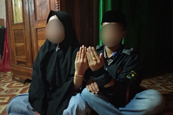 PERNIKAHAN DINI: Reski, 12, dan Sarmila,17, pasangan suami-istri di Kampung Lannyong, Desa Bonto Lojong, Kecamatan Uluere, Kabupaten Bantaeng, Sulsel. - Image
