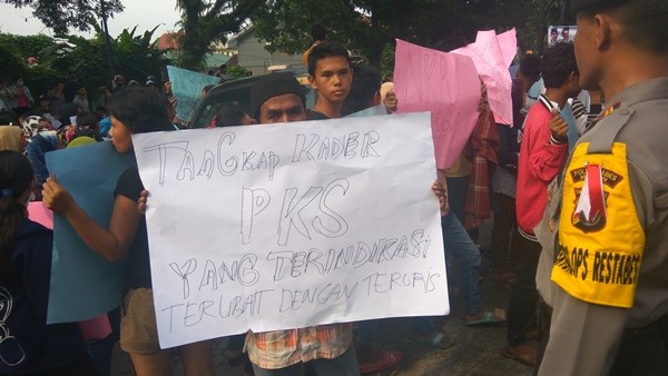 Massa dari Aliansi Masyarakat Sumut Siaga Satu demmo Kantor DPW PKS Sumut, Selasa (22/5). - Image