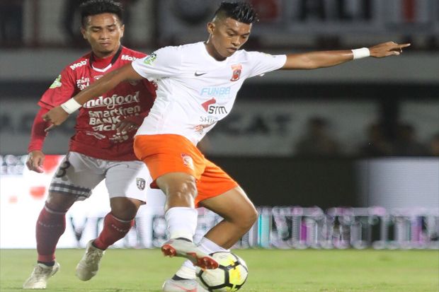 Striker Borneo FC, Lerby Eliandry saat mempertahankan bola dari kejaran Muhammad Taufiq - Image