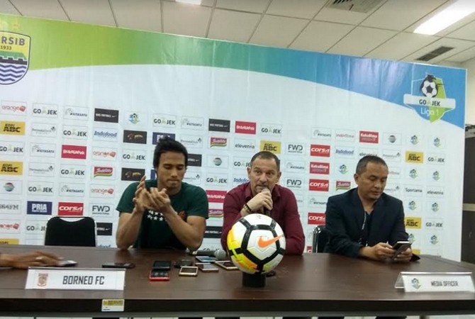 Pemain Borneo FC M Ridho dan Pelatih Dejan Antonic, saat jumpa pers di Stadion GBLA Bandung, Sabtu (21/4). - Image