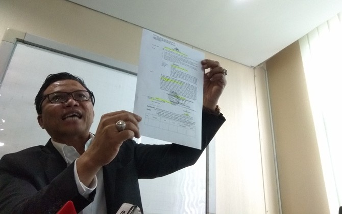 Hendro Saryanto, kuasa hukum Nursyariah Mansyur, saat menggelar konferensi pers di kantornya, Selasa (17/4) - Image