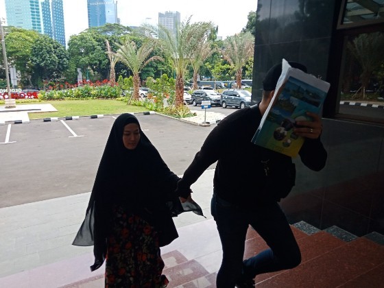 Lyra Virna bersama Suaminya Fadlan menuju Direktorat Kriminal Khusus Polda Metro Jaya - Image