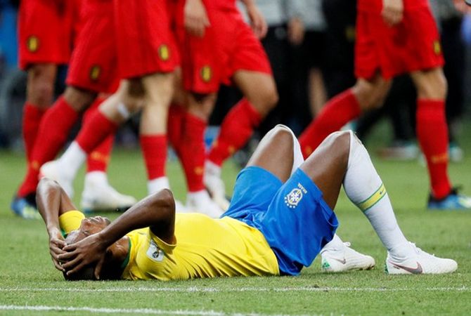 Gelandang Brasil, Fernandinho tampil buruk saat menghadapi Belgia di babak perempat final Piala Dunia 2018 - Image