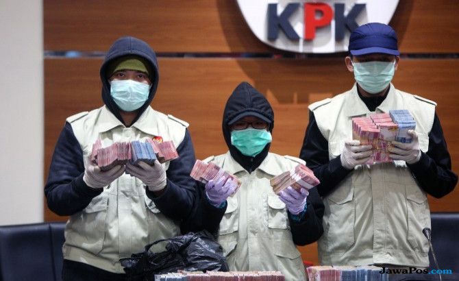 BARBUK OTT: Penyidik KPK memperlihatkan barang bukti uang suap hasil operasi tangkap tangan (OTT) - Image
