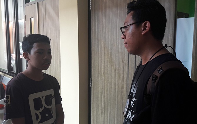 Yuslam Asrofi (kiri) adik kandung Bripda Ahmad Maufan. - Image