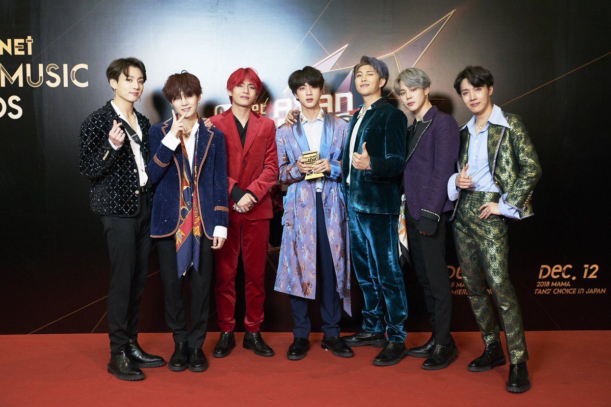 BTS usai menerima penghargaan di MAMA 2018 - Image