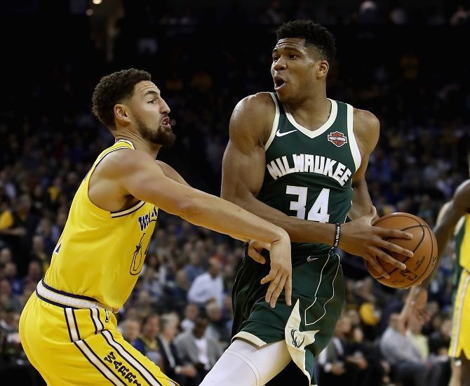 Milwaukee Bucks kalahkan Golden State Warriors di kandang lawan. - Image