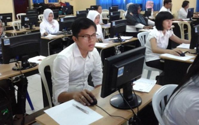 Ilustrasi sejumlah pelamar CPNS sedang melakukan tes melalui simulasi komputer, - Image