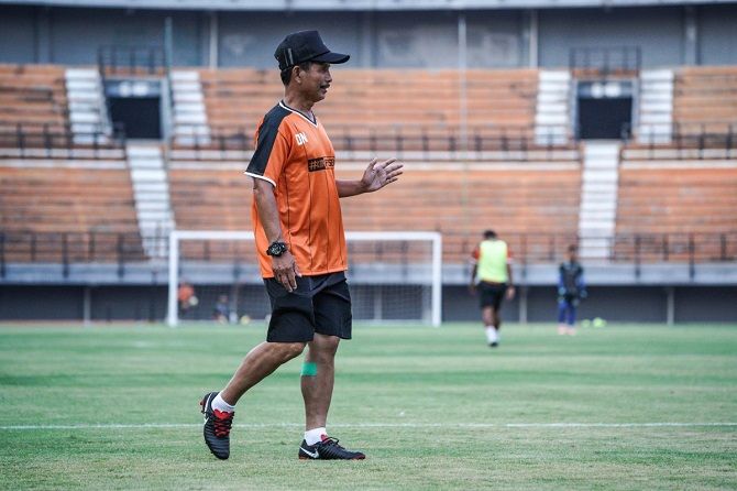 Djadjang Nurdjaman tegaskan kepada skuad Persebaya untuk meraih poin penuh saat hadapi Persija dan PSM. - Image